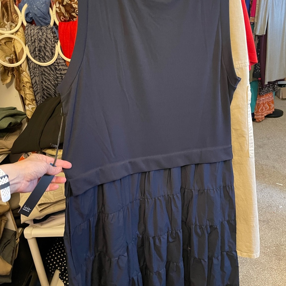 Black Sleeveless Tiered Midi dress